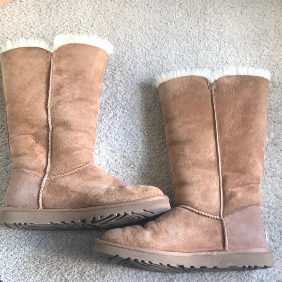 Long UGG boots with three buttons. - Picture 3 of 3